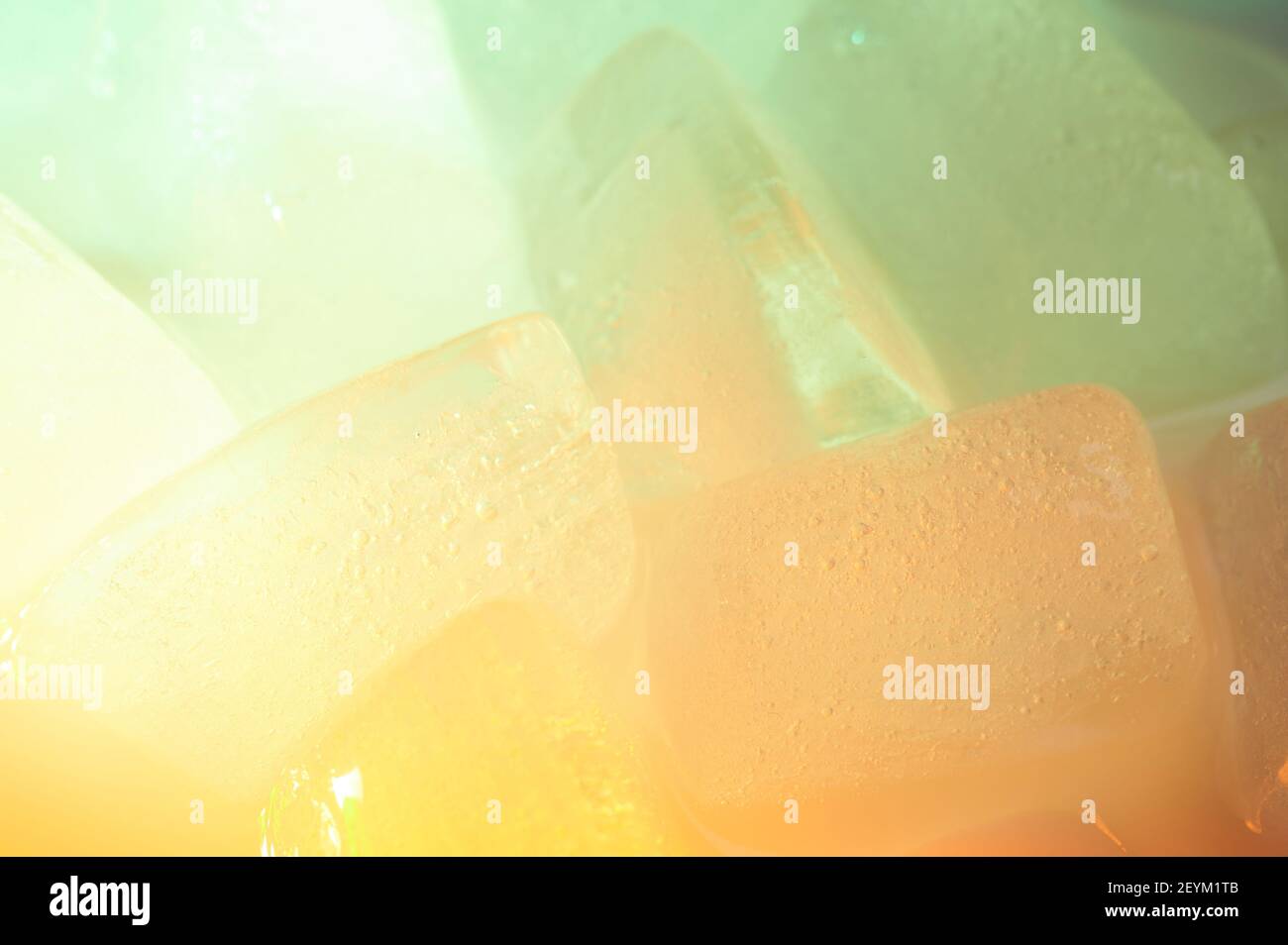 I cubetti di ghiaccio verdi e gialli pelo di fondo astratto Foto Stock