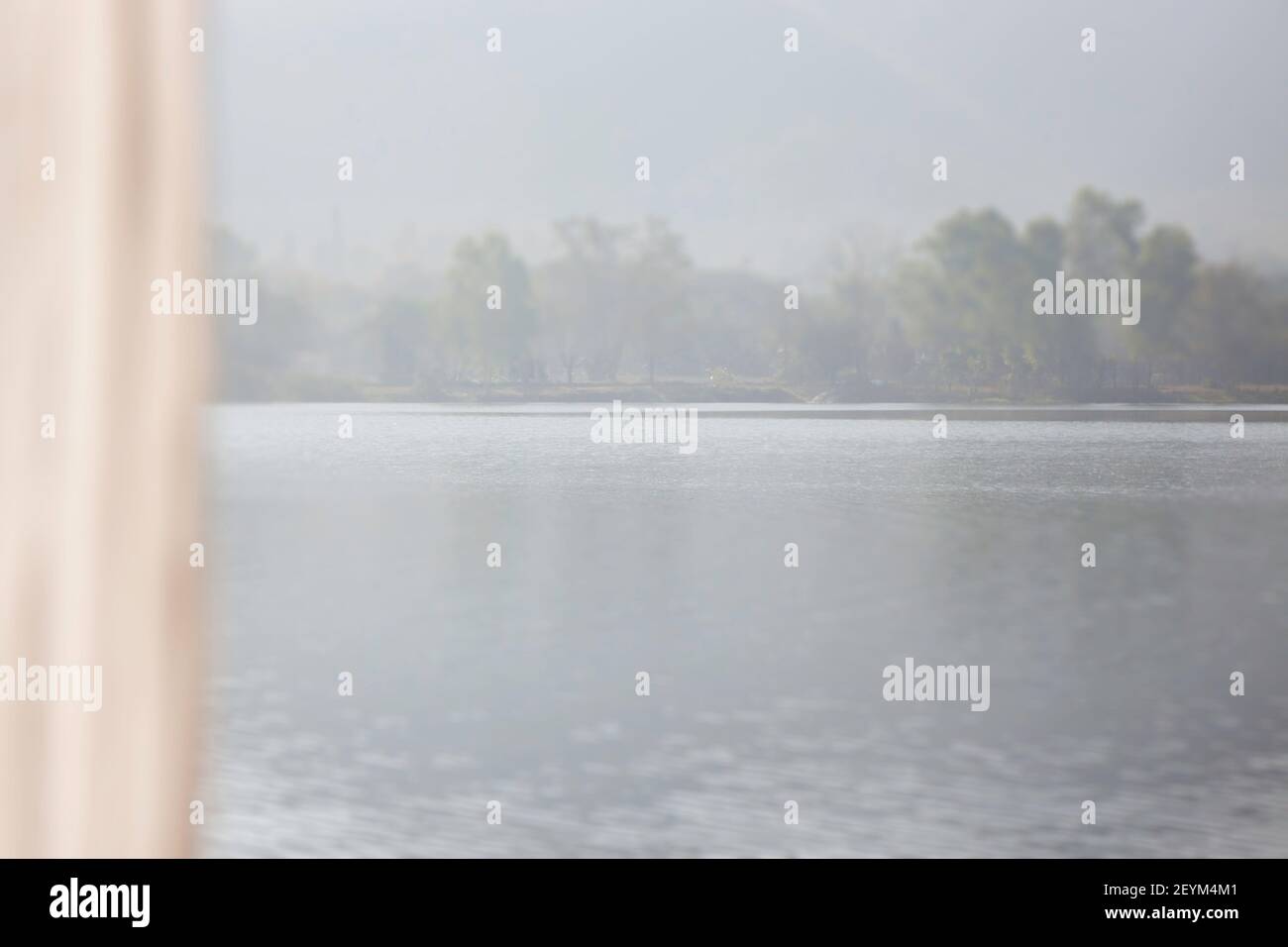 Lago ghiacciato all'alba, foto d'inventario Foto Stock