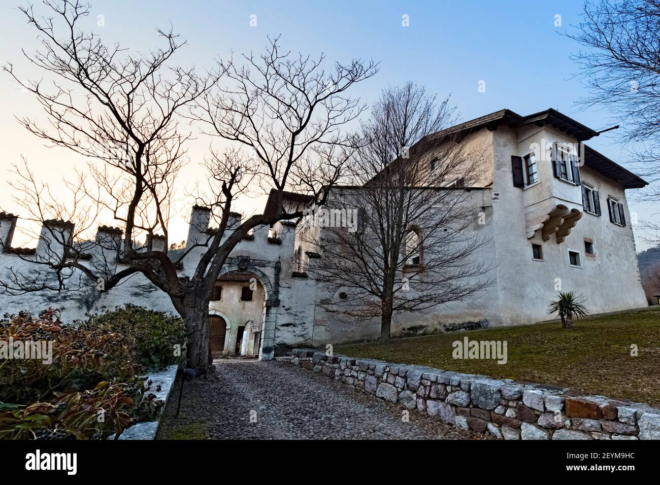 Il Castello di Telvana è un edificio medievale e oggi ospita il municipio di Civezzano. Provincia di Trento, Trentino Alto Adige, Italia, Europa. Foto Stock
