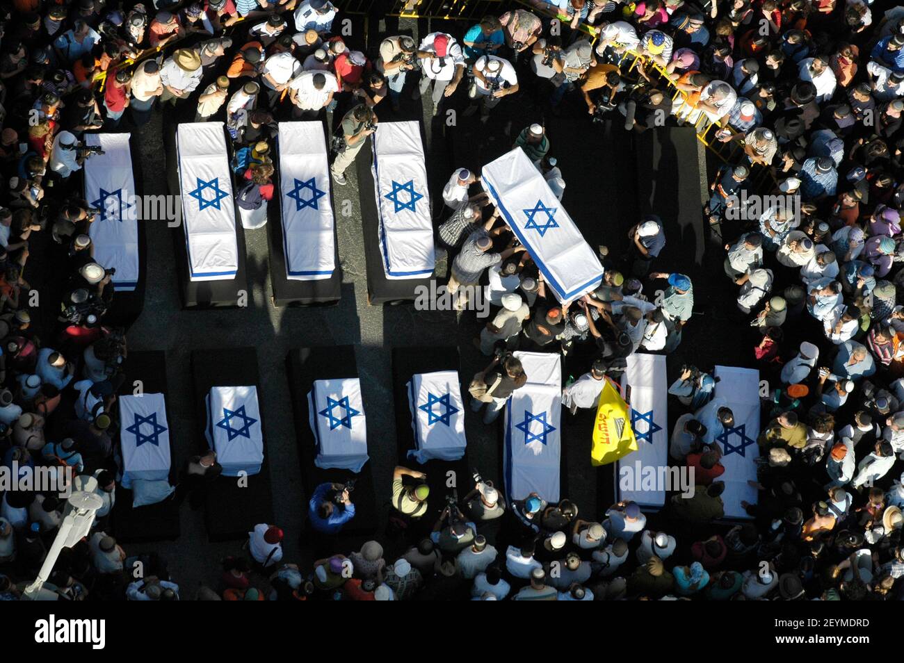 Gli israeliani piangono sopra i cofani drappdati nelle bandiere israeliane di 15 Israeliani esumati dal cimitero ebraico di Gush Katif, che era un blocco di 17 insediamenti israeliani nella striscia di Gaza meridionale da sepoltare nel cimitero del Monte d'Olive di Gerusalemme il 01 settembre 2005 al centro di Gerusalemme. Israele ha completato l'evacuazione di tutti i 8,000 coloni ebrei da Gaza e diverse centinaia di altri da quattro enclavi nel nord della Cisgiordania, dopo quasi 40 anni di occupazione. Foto Stock