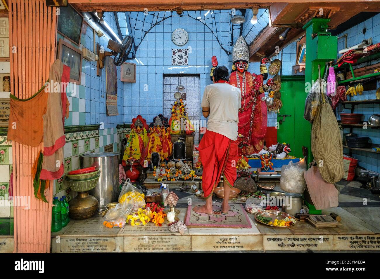 Kolkata, India - 2021 febbraio: Un uomo che fa un'offerta in un tempio indù il 3 febbraio 2021 a Kolkata, Bengala Occidentale, India. Foto Stock