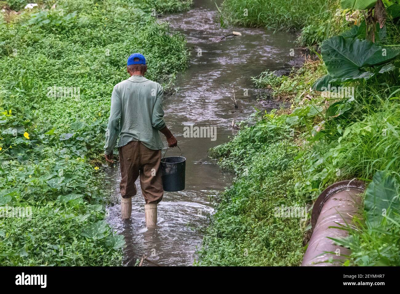 pescatore che ottiene l'esca, Santa Clara, Cuba Foto Stock