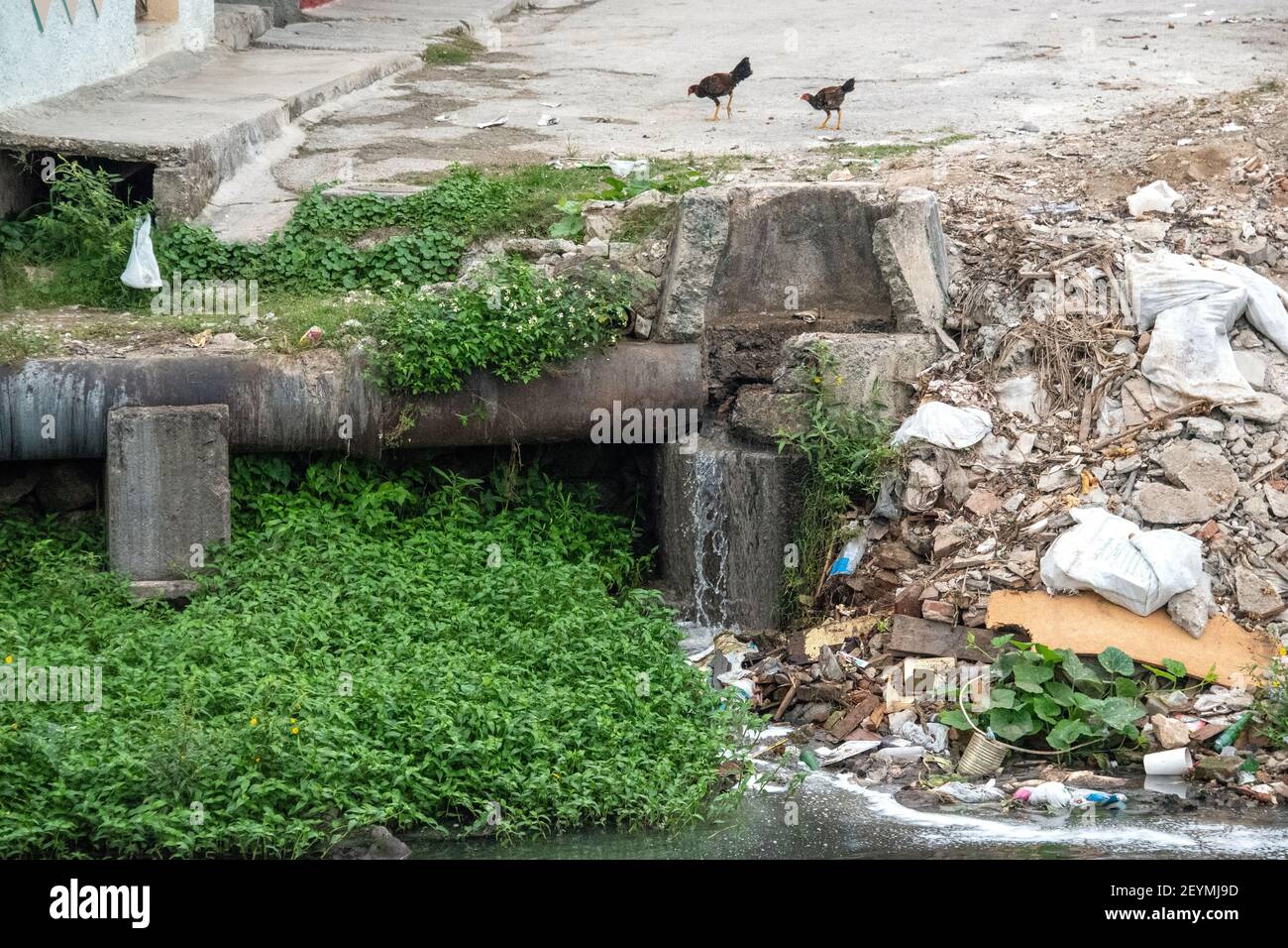 Perdite di acque reflue verso un fiume, Santa Clara, Cuba Foto Stock