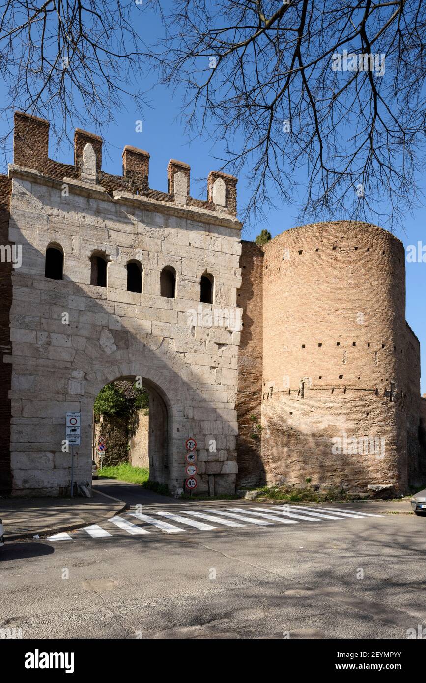 Roma. Italia. Porta Latina nelle mura aureliane segnava la fine di Roma dell'antica Via Latina. Foto Stock