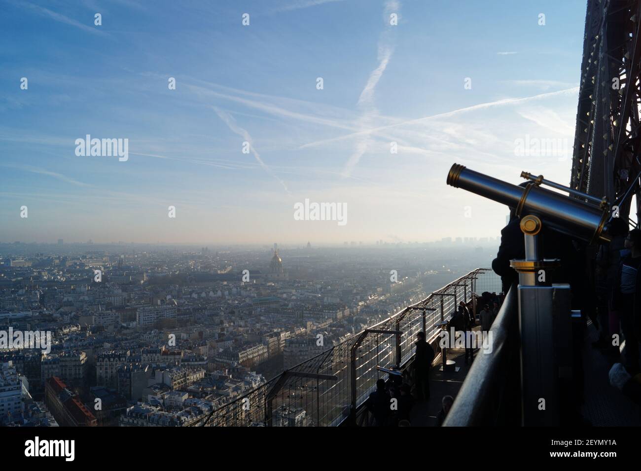 Un telescopio all'ultimo piano della Torre Eiffel A Parigi Foto stock -  Alamy