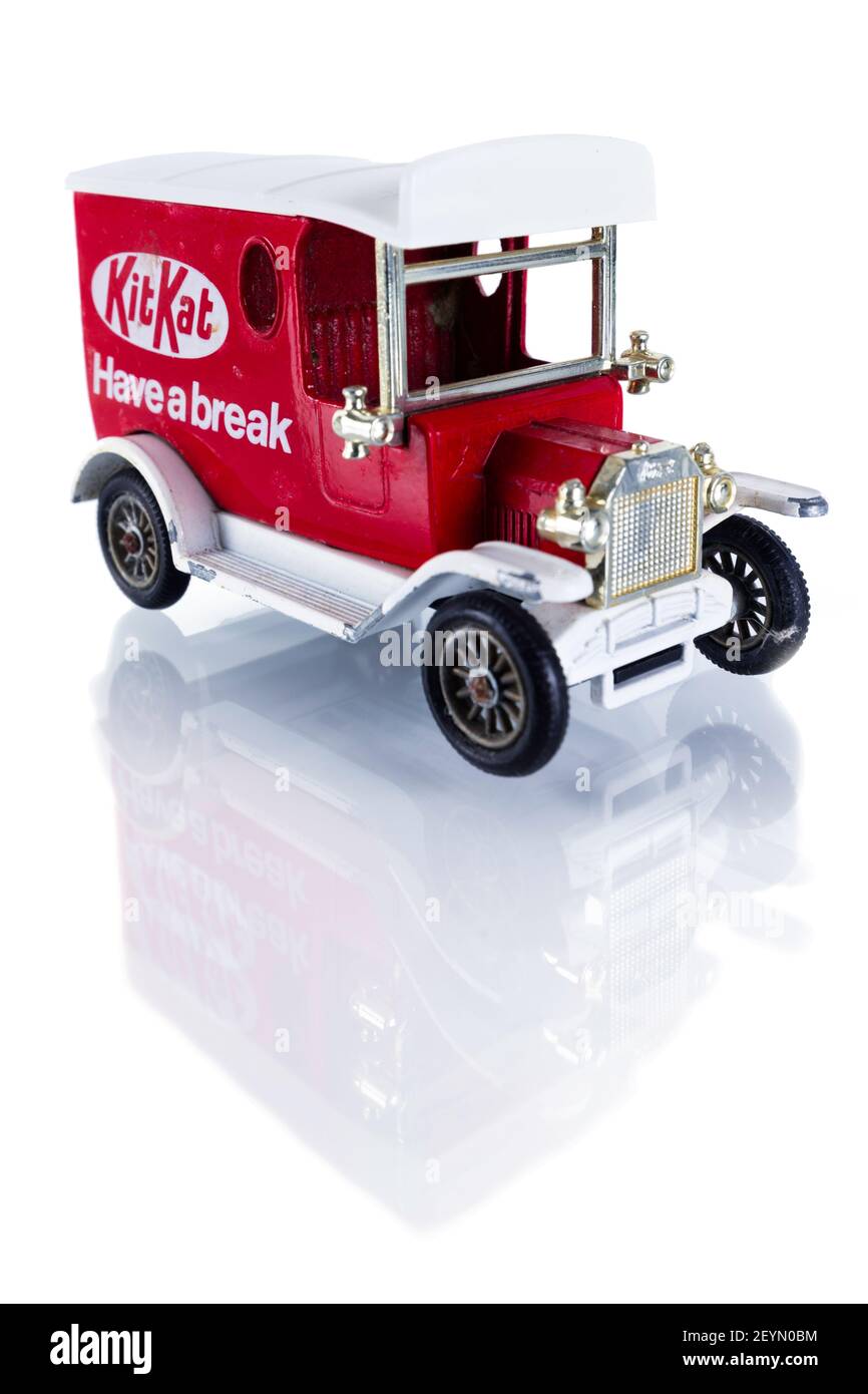 Modello in pressofusione di un camion vintage 'Nestlé's KitKat'. Isolato su sfondo bianco, con riflessione. Foto Stock