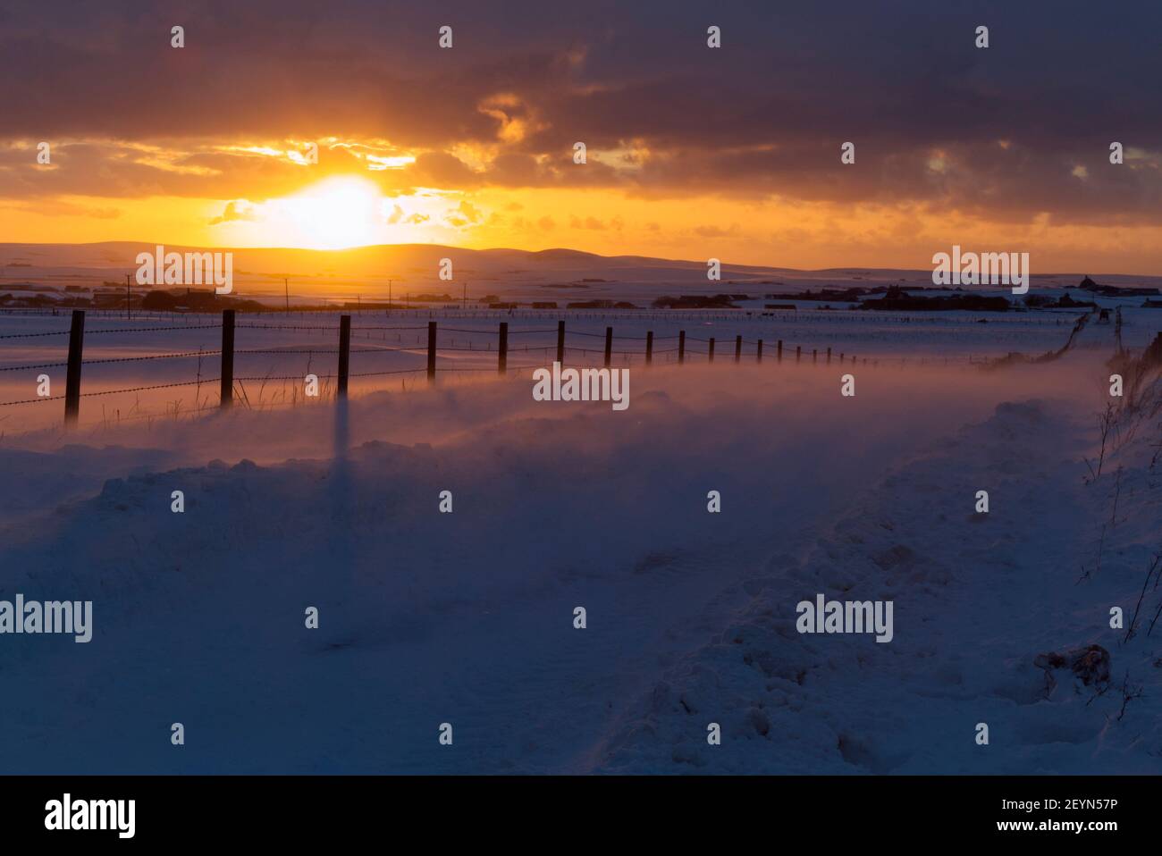 Neve che scivola attraverso la strada, Orkney Isles Foto Stock