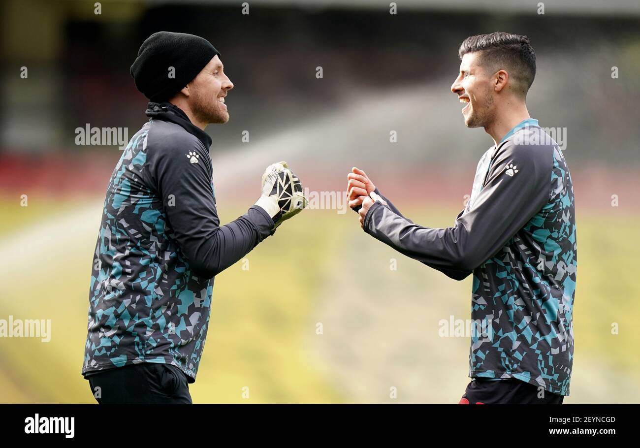 Il portiere di Watford Rob Elliot e Stipe Perica si riscaldano prima del lancio durante la partita del campionato Sky Bet a Vicarage Road, Watford. Data immagine: Sabato 6 marzo 2021. Foto Stock