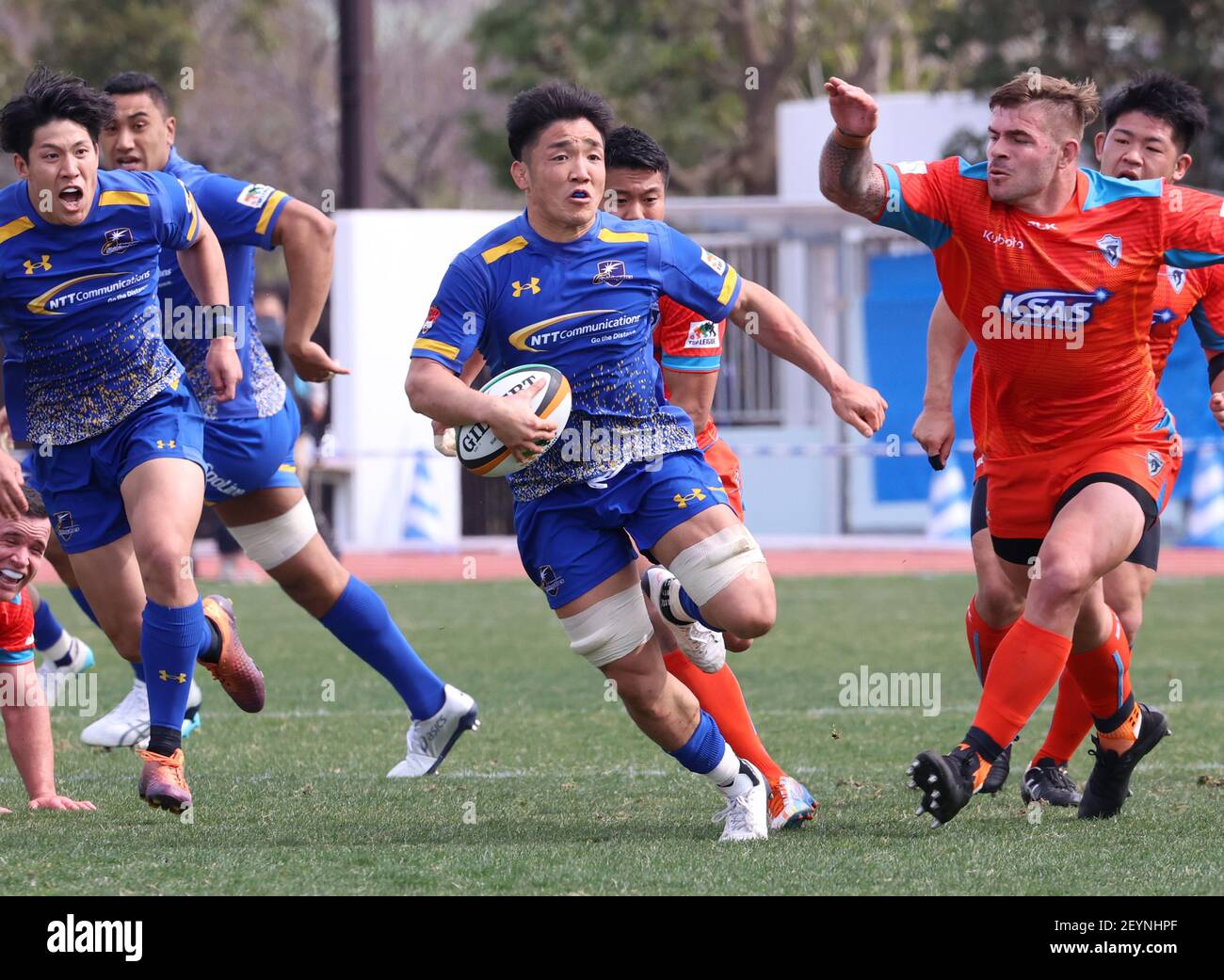 Tokyo, Giappone. 6 marzo 2021. Il fiancher di NTT Communications Shining Arcs Kin Shokei porta la palla in una partita del torneo Japan Rugby Top League 2021 al circuito cittadino e allo stadio di campo di Edogawa a Tokyo sabato 6 marzo 2021. Kubota Spears sconfisse NTT Communications Shining Arcs 34-24. Credit: Yoshio Tsunoda/AFLO/Alamy Live News Foto Stock