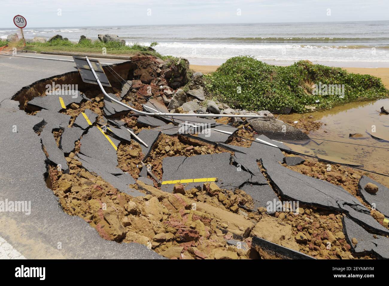 Forti piogge, inondazioni e frane hanno causato distruzione a Serra e in tutto il Brasile, causando la distruzione di strade, autostrade e abitazioni. 25 dicembre 2013. Foto di Nelson Antoine/Fotoarena/Sipa USA Foto Stock
