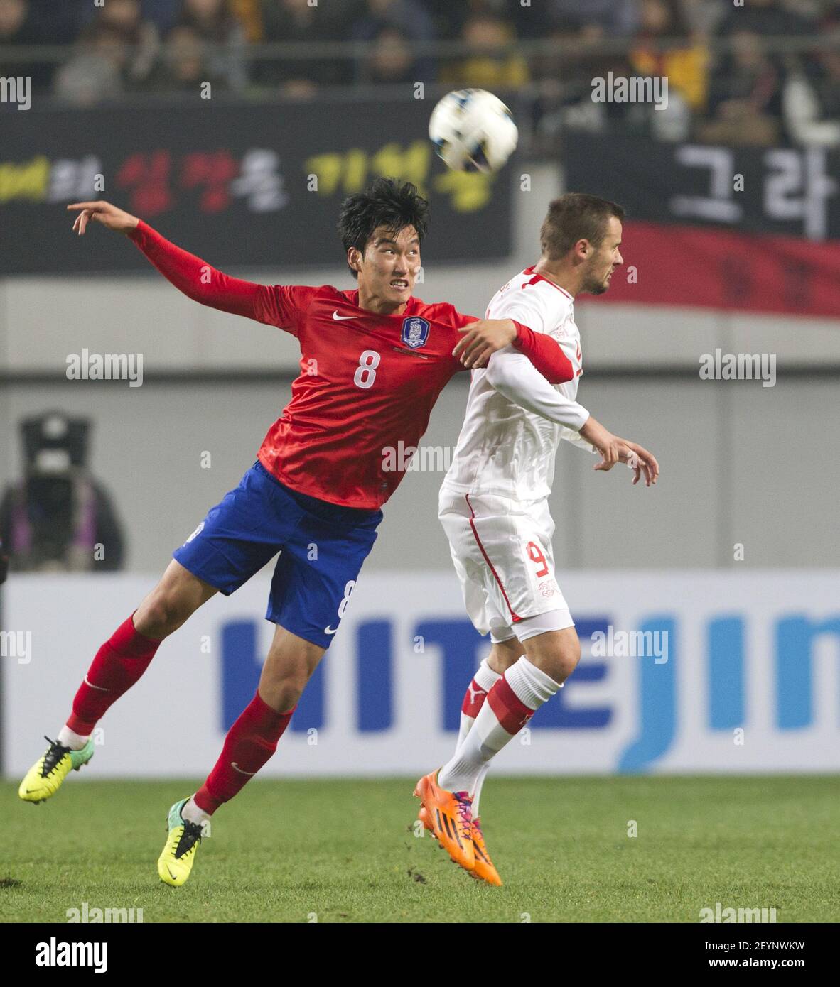 15 novembre 2013 Seoul, Corea del Sud Jang HyunSoo (a sinistra