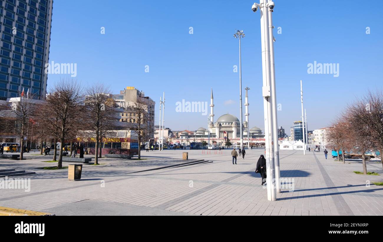 istanbul piazza più conosciuta taksim durante il giorno di sole. Taksim moschea e la gente turistica e la polizia a piedi intorno. La piazza non è affollata come al solito. Foto Stock