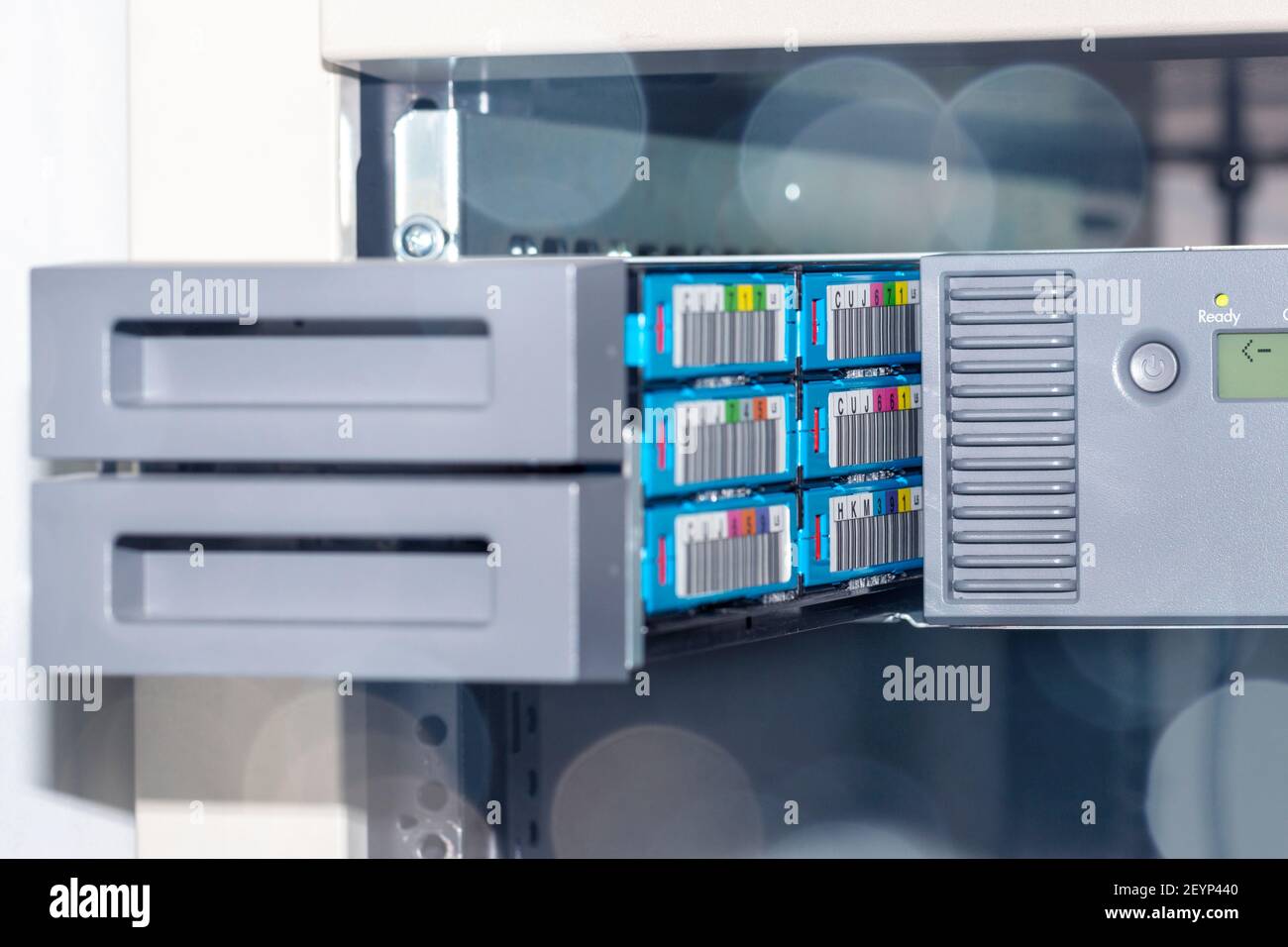 Marbach, Germania-Marzo 06.2021:Vista dell'unità di backup dei dati professionale aperta (archiviazione a lungo termine), con nastri di backup dei dati interni Foto Stock