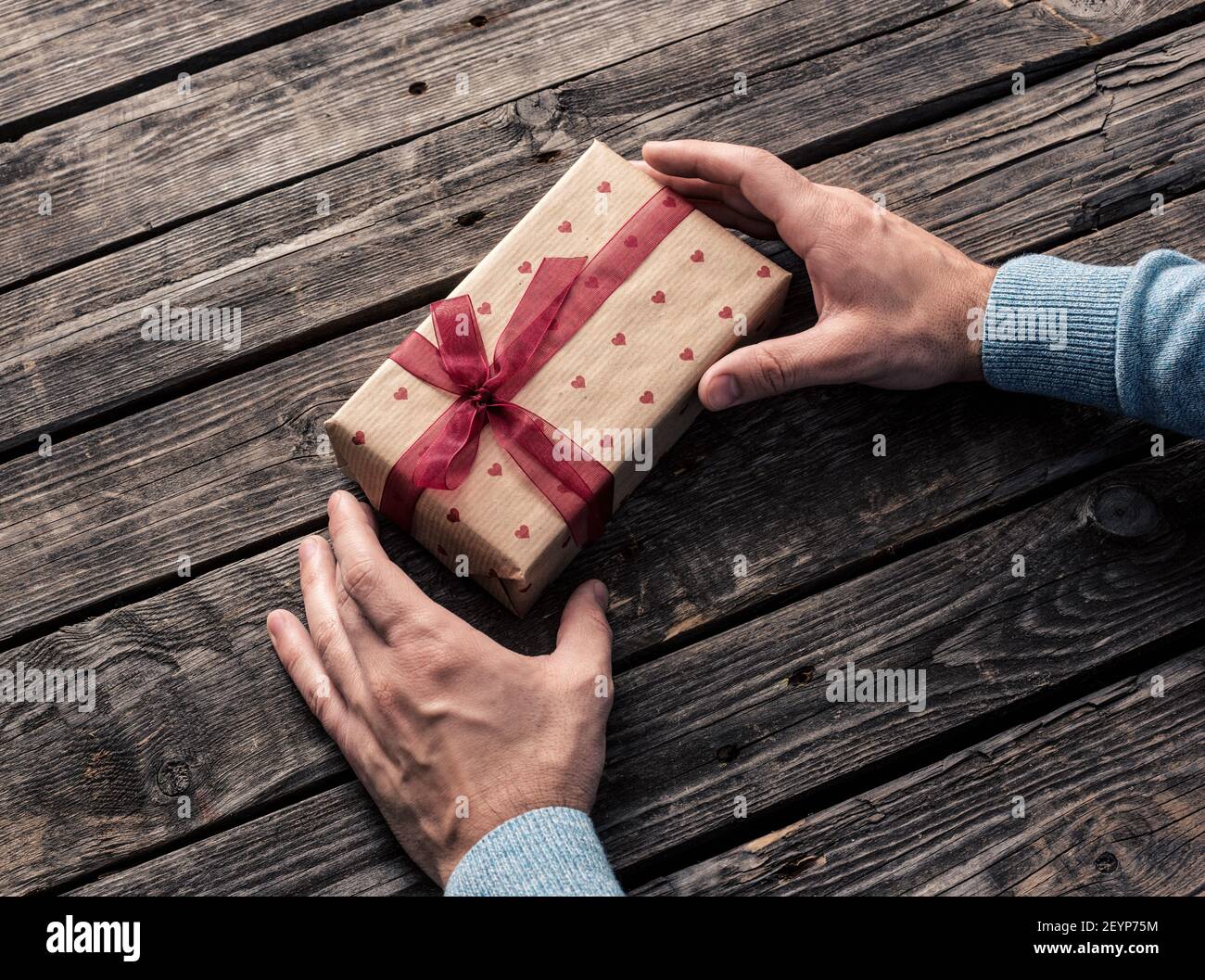 Confezione regalo in mani uomo 39. Foto Stock