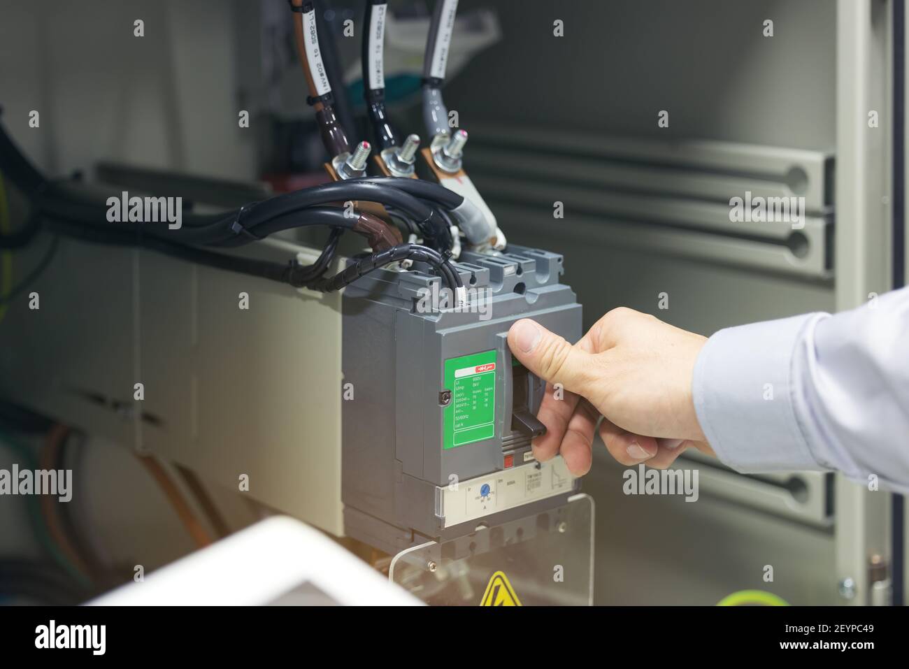 Manuale tecnico l'interruttore di circuito di alimentazione è installato nell'armadio elettrico. Foto Stock