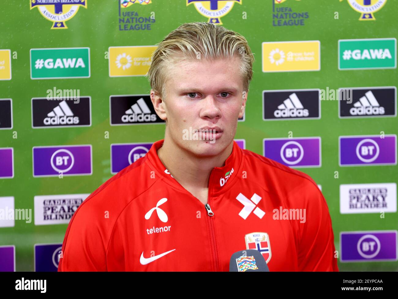 File photo datato 07-09-2020 della norvegese Erling Braut Haaland mentre parla alla stampa dopo la UEFA Nations League Group 1, League B match a Windsor Park, Belfast. Data di emissione: Sabato 6 marzo 2021. Foto Stock