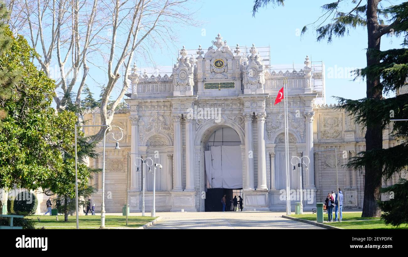 Turchia istanbul 4.3.21. Ingresso e magnifico cancello Dolmabahce palazzo stabilito durante l'impero ottomano da architettura barocca grandi dettagli Foto Stock