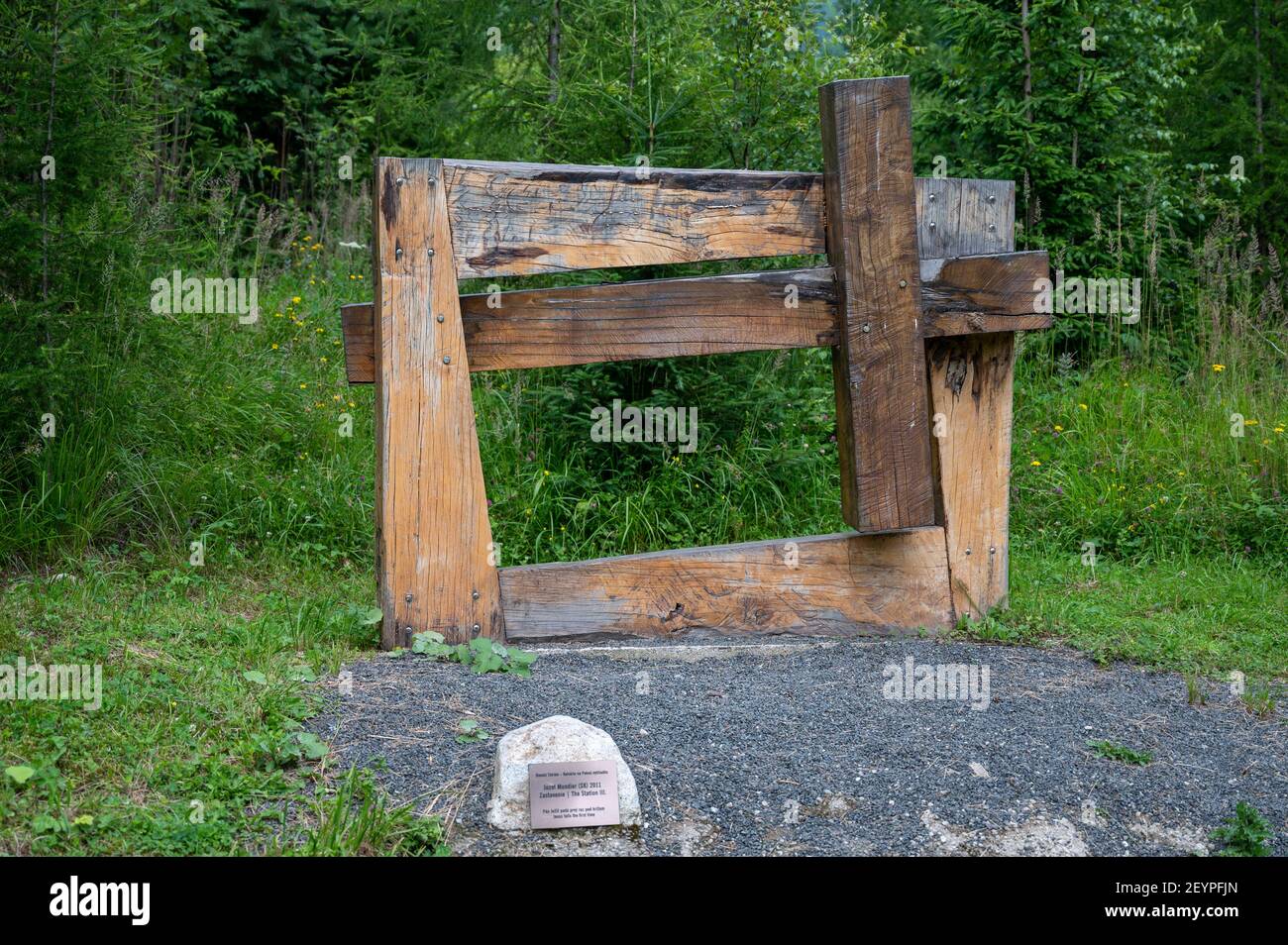 Stazione III della Via Crucis: Gesù cade per la prima volta. Kalvária na Peknú vyhliadku a Starý Smokovec, Slovacchia. 2020/07/27. Foto Stock