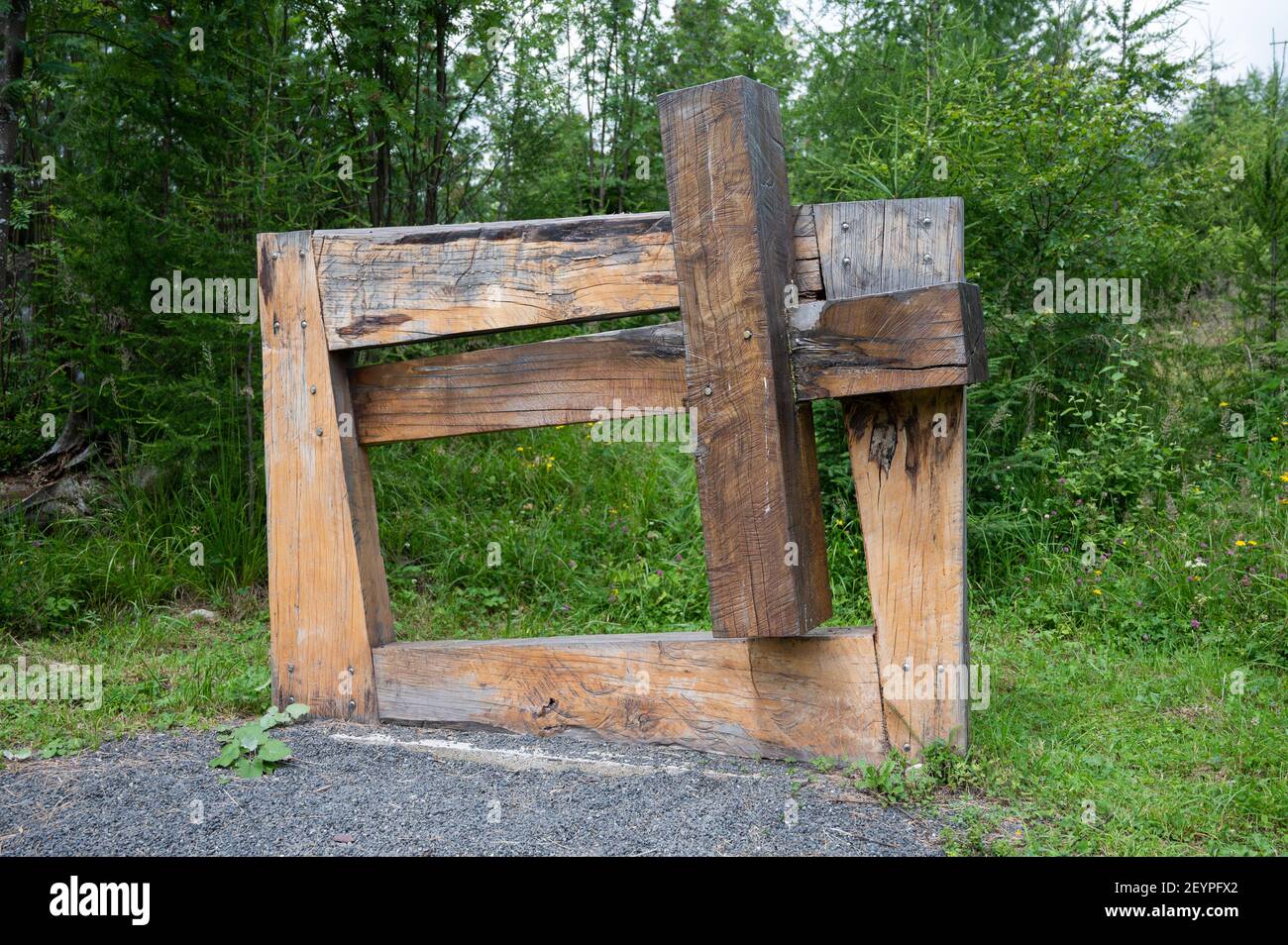 Stazione III della Via Crucis: Gesù cade per la prima volta. Kalvária na Peknú vyhliadku a Starý Smokovec, Slovacchia. 2020/07/27. Foto Stock