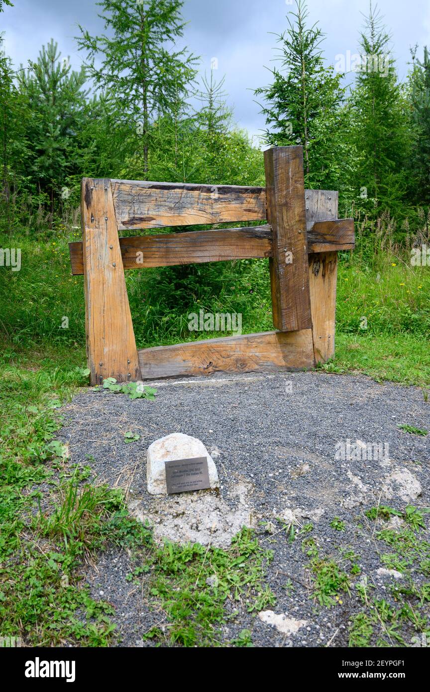 Stazione III della Via Crucis: Gesù cade per la prima volta. Kalvária na Peknú vyhliadku a Starý Smokovec, Slovacchia. 2020/07/27. Foto Stock