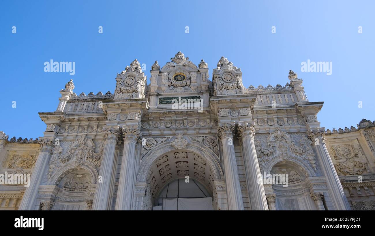 Turchia istanbul 4.3.21. Ingresso e magnifico cancello Dolmabahce palazzo stabilito durante l'impero ottomano da architettura barocca grandi dettagli Foto Stock