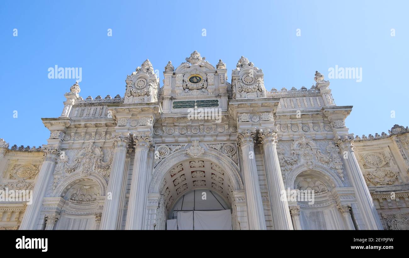 Turchia istanbul 4.3.21. Ingresso e magnifico cancello Dolmabahce palazzo stabilito durante l'impero ottomano da architettura barocca grandi dettagli Foto Stock