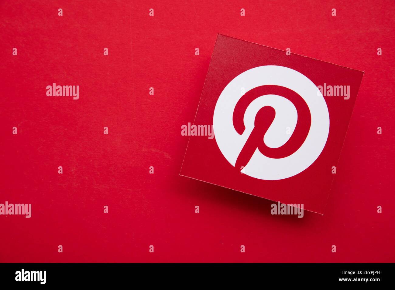 LONDRA, UK - Marzo 2021: Logo Pinterest, popolare piattaforma di condivisione delle immagini Foto Stock