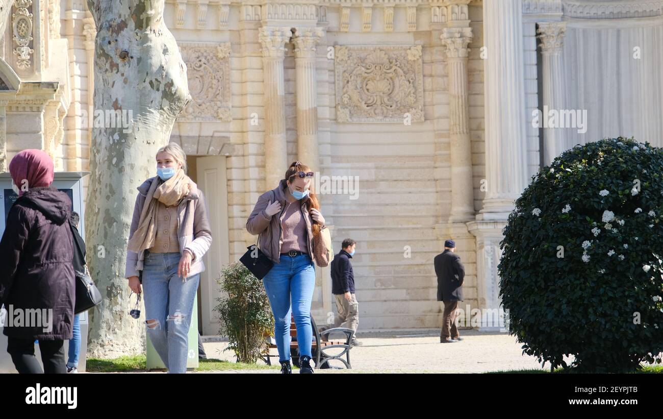 Persone e turisti all'interno del giardino del palazzo Dolmabahce e ingresso Porta del palazzo Dolmabahce stabilito durante l'impero ottomano architettura barocca Foto Stock