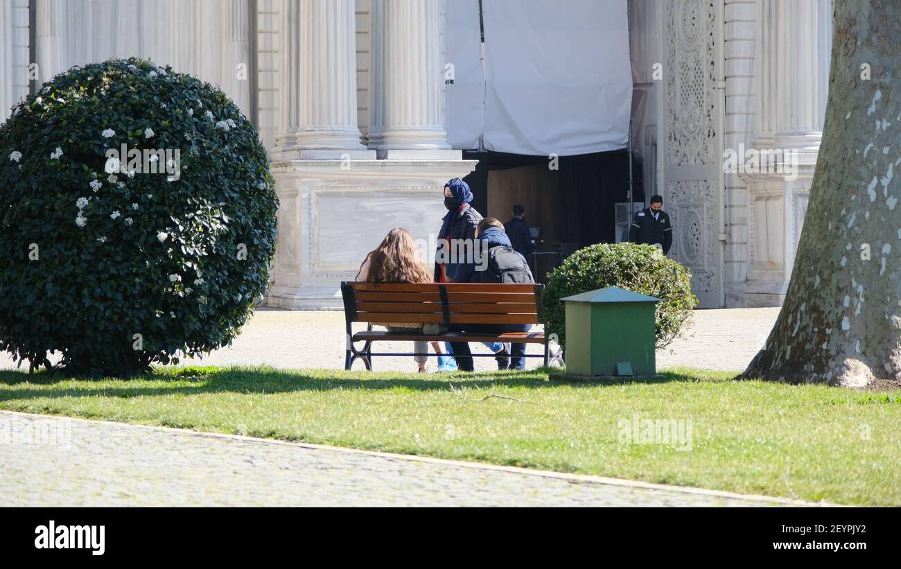 Persone e turisti all'interno del giardino del palazzo Dolmabahce e ingresso Porta del palazzo Dolmabahce stabilito durante l'impero ottomano architettura barocca Foto Stock