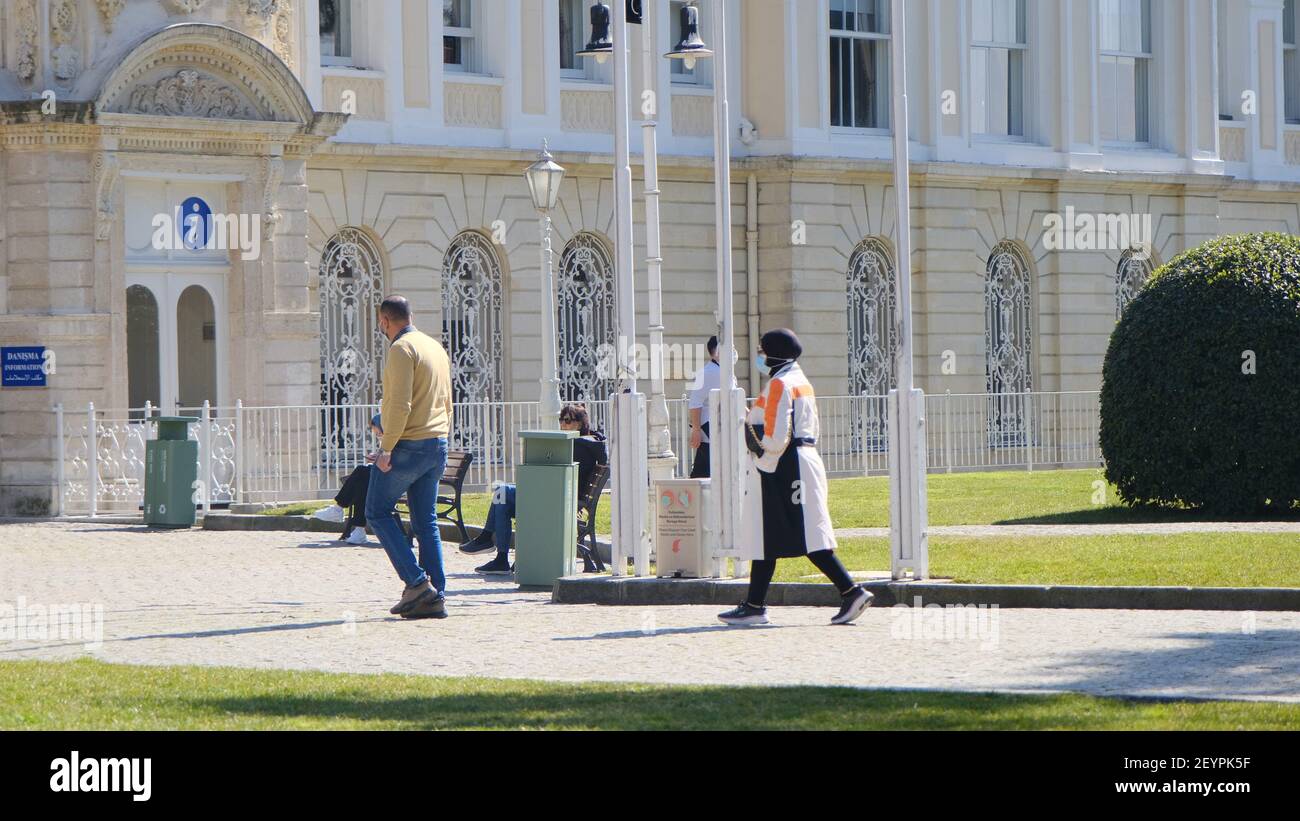 Persone e turisti all'interno del giardino del palazzo Dolmabahce e ingresso Porta del palazzo Dolmabahce stabilito durante l'impero ottomano architettura barocca Foto Stock