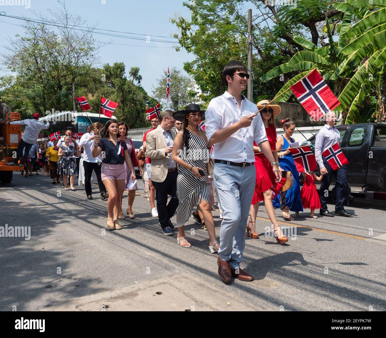 Norvegesi con amici, coniugi e bambini thailandesi, celebrando il giorno della loro festa nazionale, il giorno della costituzione, il 17 maggio 2019 nella strada fuori dalla N Foto Stock