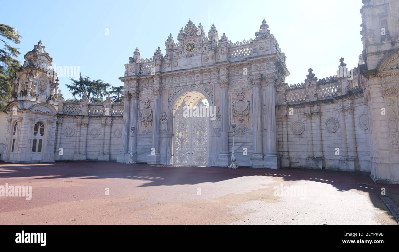 Turchia istanbul 4.3.21. Ingresso e magnifico cancello Dolmabahce palazzo stabilito durante l'impero ottomano da architettura barocca grandi dettagli Foto Stock