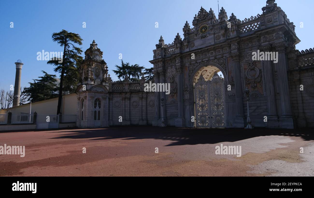 Turchia istanbul 4.3.21. Ingresso e magnifico cancello Dolmabahce palazzo stabilito durante l'impero ottomano da architettura barocca grandi dettagli Foto Stock