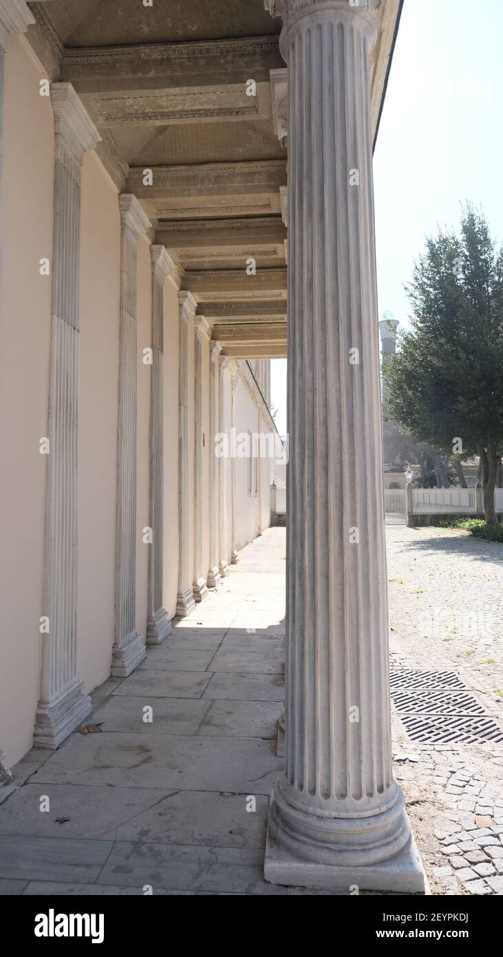 Antiche colonne romane magnifica architettura del palazzo Dolmabahce stabilito durante l'impero ottomano da architettura barque grandi dettagli. Foto Stock