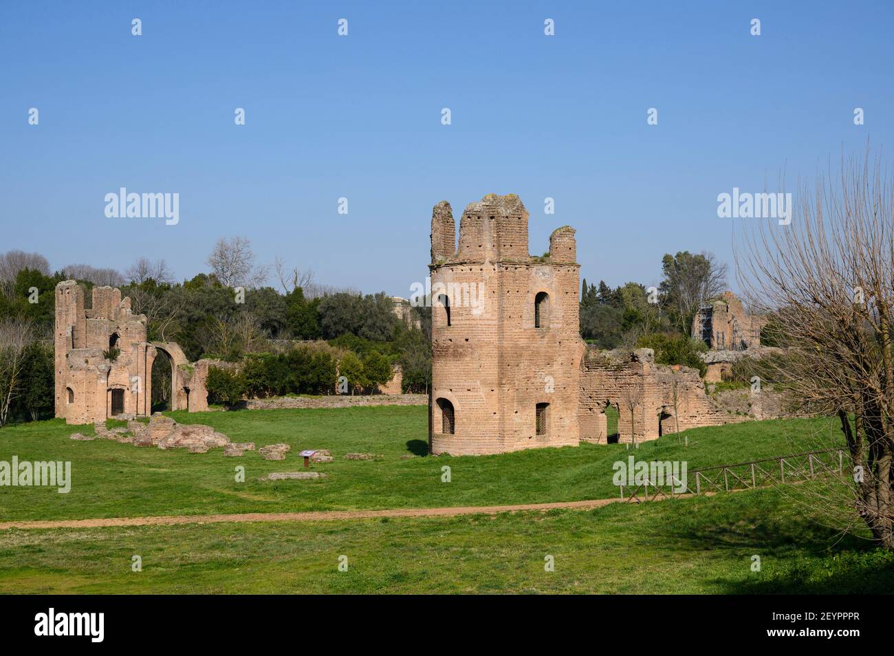 Roma Italia. Resti delle torri che fiancheggiavano l'ingresso del Circo di Massenzio parte di un complesso di edifici eretti da Foto Stock