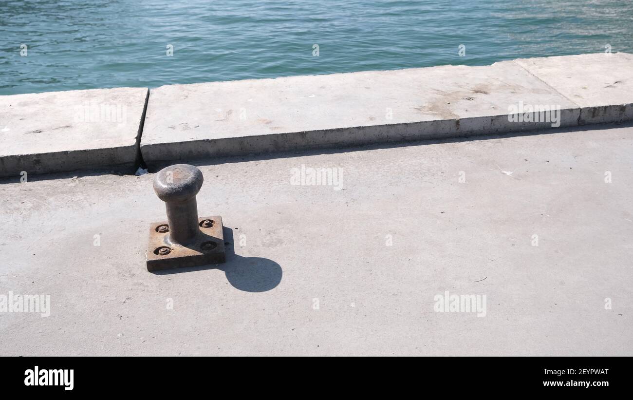 Sporgenza in metallo sulla riva di istanbul per la nave che affronta con il mare turchese, il suo bitré bitré shadow.metal per il fissaggio di traghetti e navi in bosforo Foto Stock