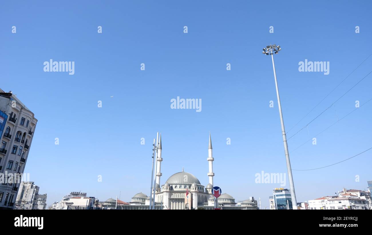 istanbul la piazza più famosa di taksim durante il sole day.Taksim moschea e la gente turistica, la polizia a piedi around.Square non è affollata come al solito. Foto Stock