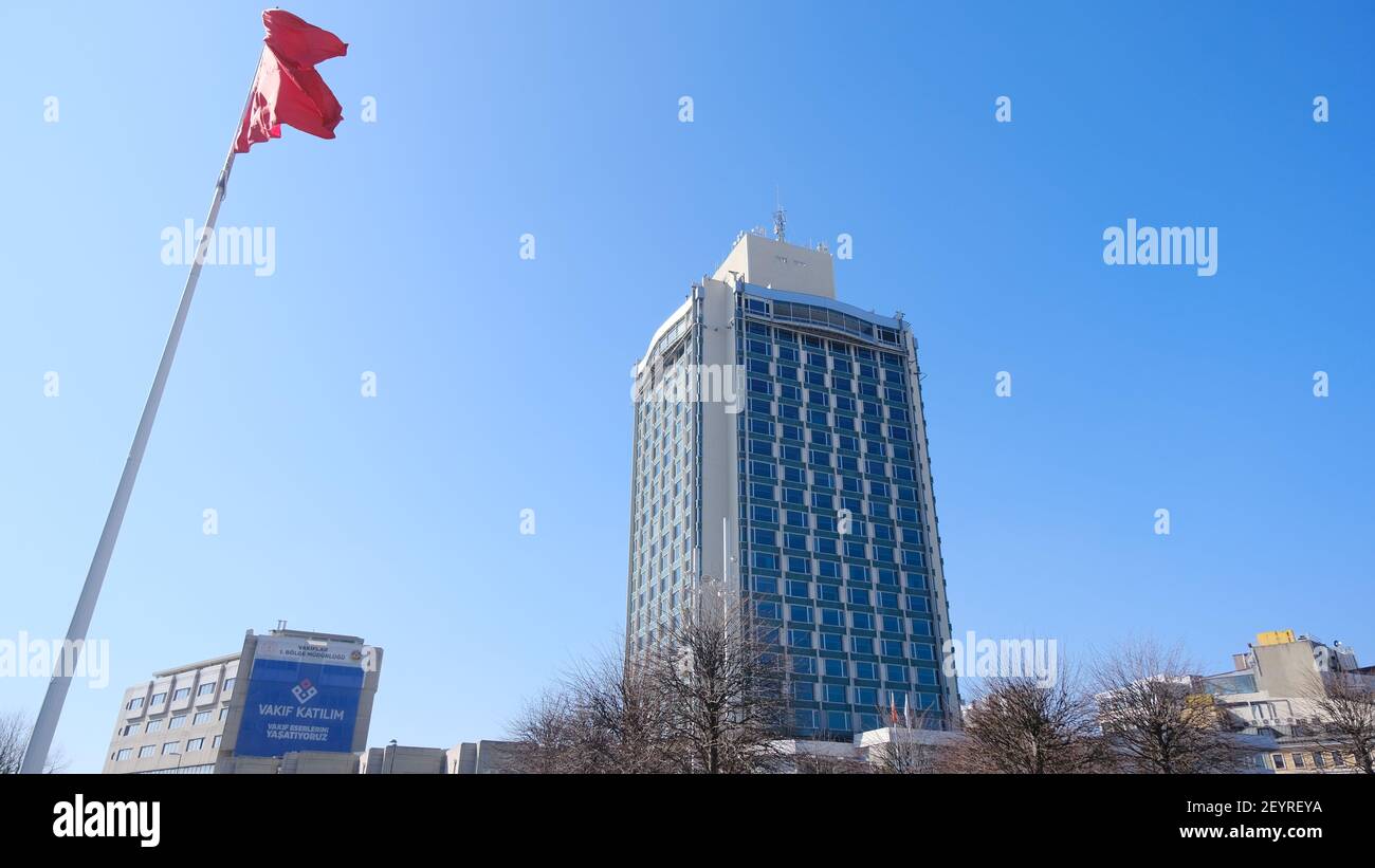 Turchia. Istanbul 04.03.2021. istanbul uno degli hotel piu' conosciuti dell'hotel marmara in piazza taksim durante il giorno di sole con enorme bandiera turca Foto Stock