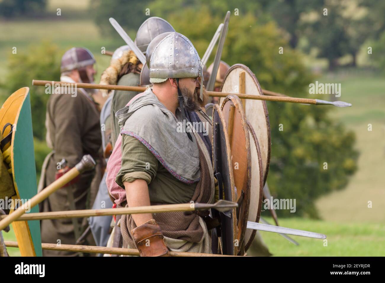 La battaglia medievale re-enactmentors della società sociale di Cwmwd re-enacting il Battaglia di Corgen 1165 nel Galles del Nord Chirk Foto Stock
