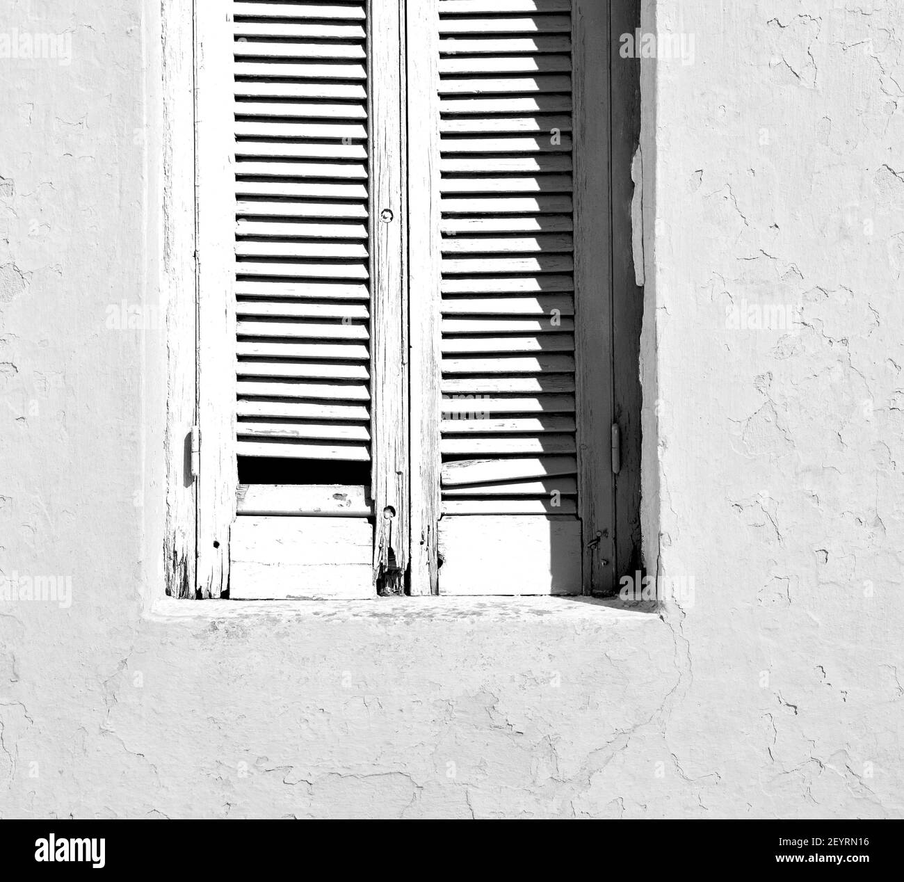 A santorini europa grecia vecchia architettura e blu veneziana ciechi parete gialla Foto Stock