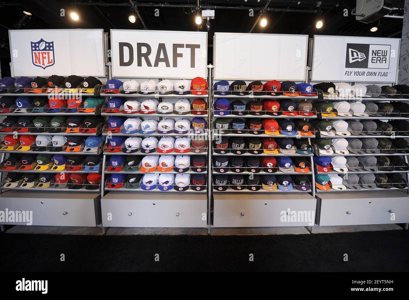 02 aprile 2012 - New York - i cappelli NFL in mostra per la vendita al  lancio del negozio New York Cit Pop-Up di NFL il 2 aprile 2012, situato  lungo Avenue