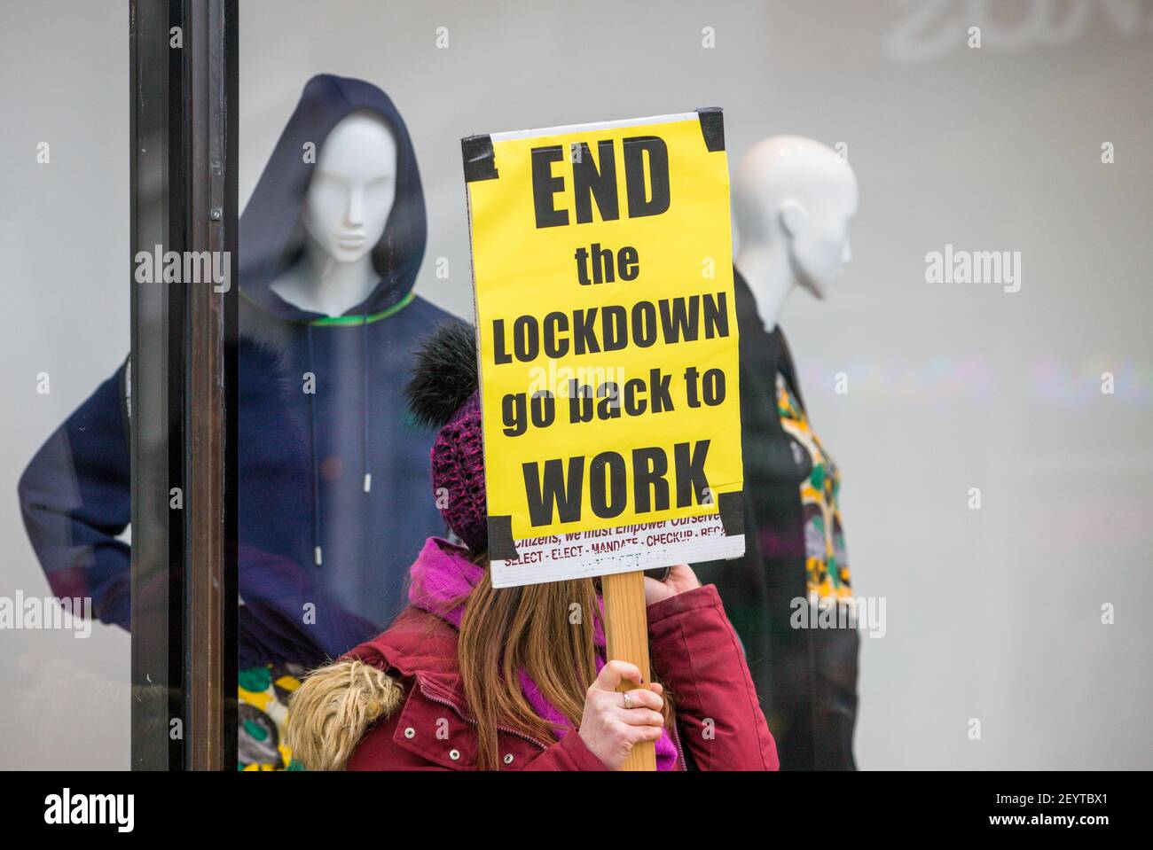 Cork City, Cork, Irlanda. 06 marzo 2021. Uno dei manifestanti che scese per le strade di Cork City per protestare contro il persistere della chiusura del governo. Un piano di polizia, che includeva unità di ordine pubblico, è stato in atto per l'evento che ha avuto luogo su Patrick Street nel pomeriggio Gardai hanno anche avvertito che potrebbero sorgere procedimenti penali o multe per coloro che soffocano le attuali restrizioni di livello 5 Covid-19.-Credit; David Creedon / Alamy Live News Foto Stock