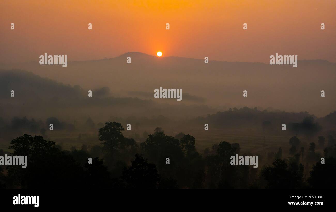 Dawn in montagna. Il sole esce da dietro le montagne. Foto Stock