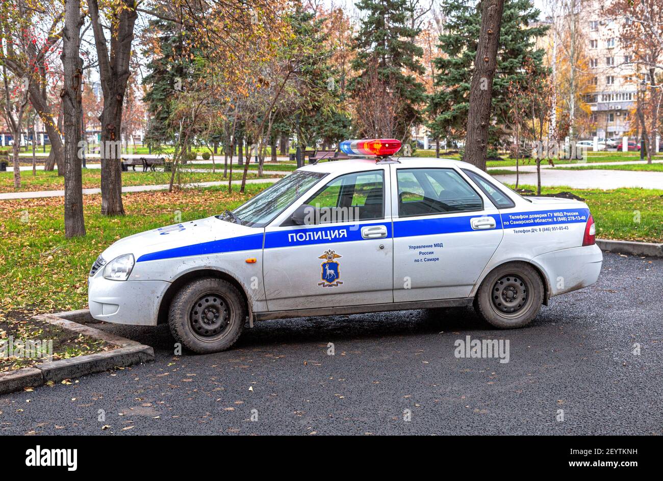 Samara, Russia - 6 novembre 2017: La polizia russa pattuglia auto dell'Ispettorato di Stato dell'automobile parcheggiata sulla strada della città Foto Stock