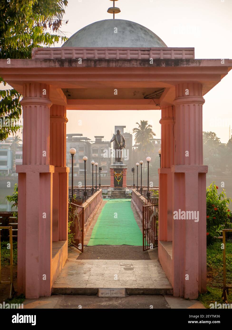 Mahad, India, 26,2020 dicembre : Statua del dottor Ambedkar a Chavdar tale, un luogo dove la rivoluzione ha avuto luogo per permettere agli intoccabili di usare l'acqua in un pu Foto Stock