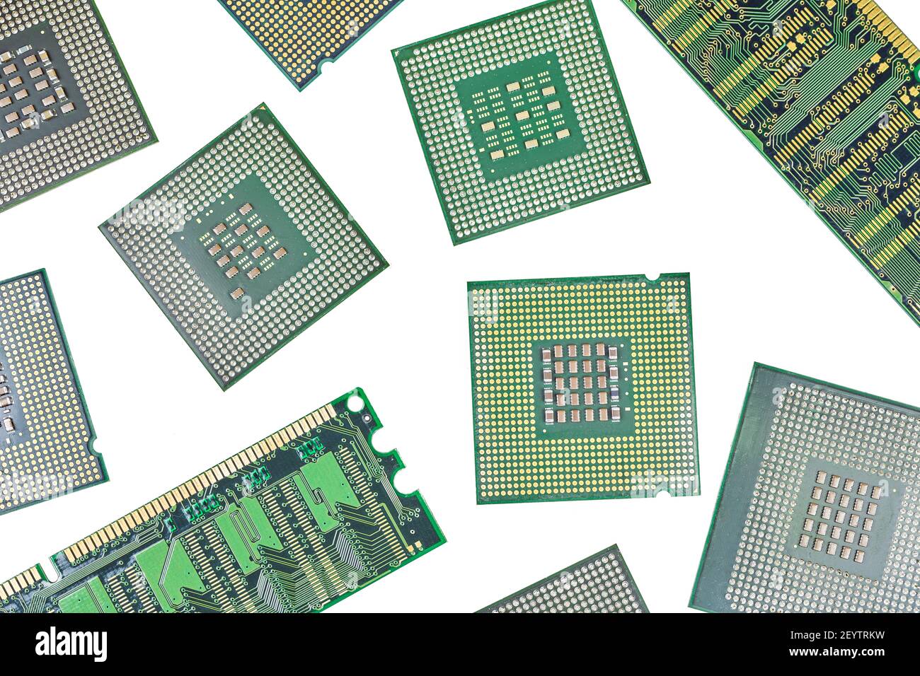 Un gruppo di CPU, unità di elaborazione centrali e RAM, memoria ad accesso casuale, sfondo isolato. Circuiti elettronici principali per computer. Vista dall'alto, disposizione piatta Foto Stock