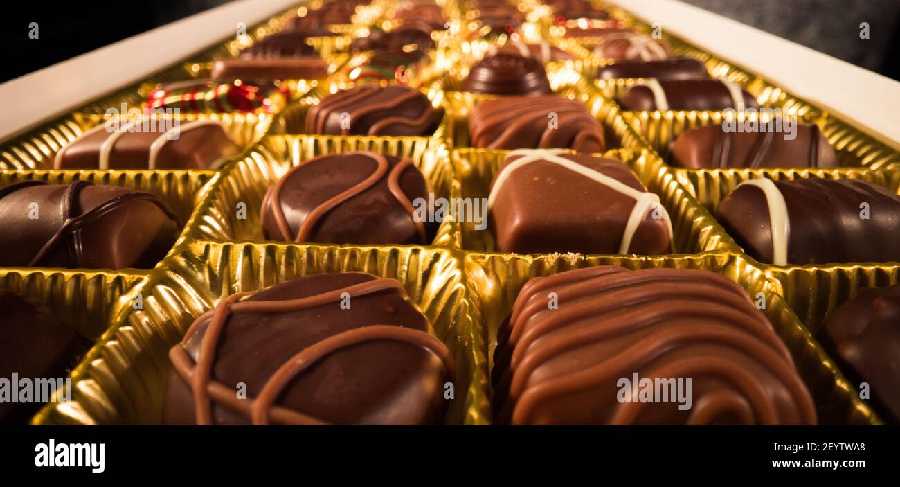 Una scatola di praline di cioccolatini con vista ravvicinata Foto Stock