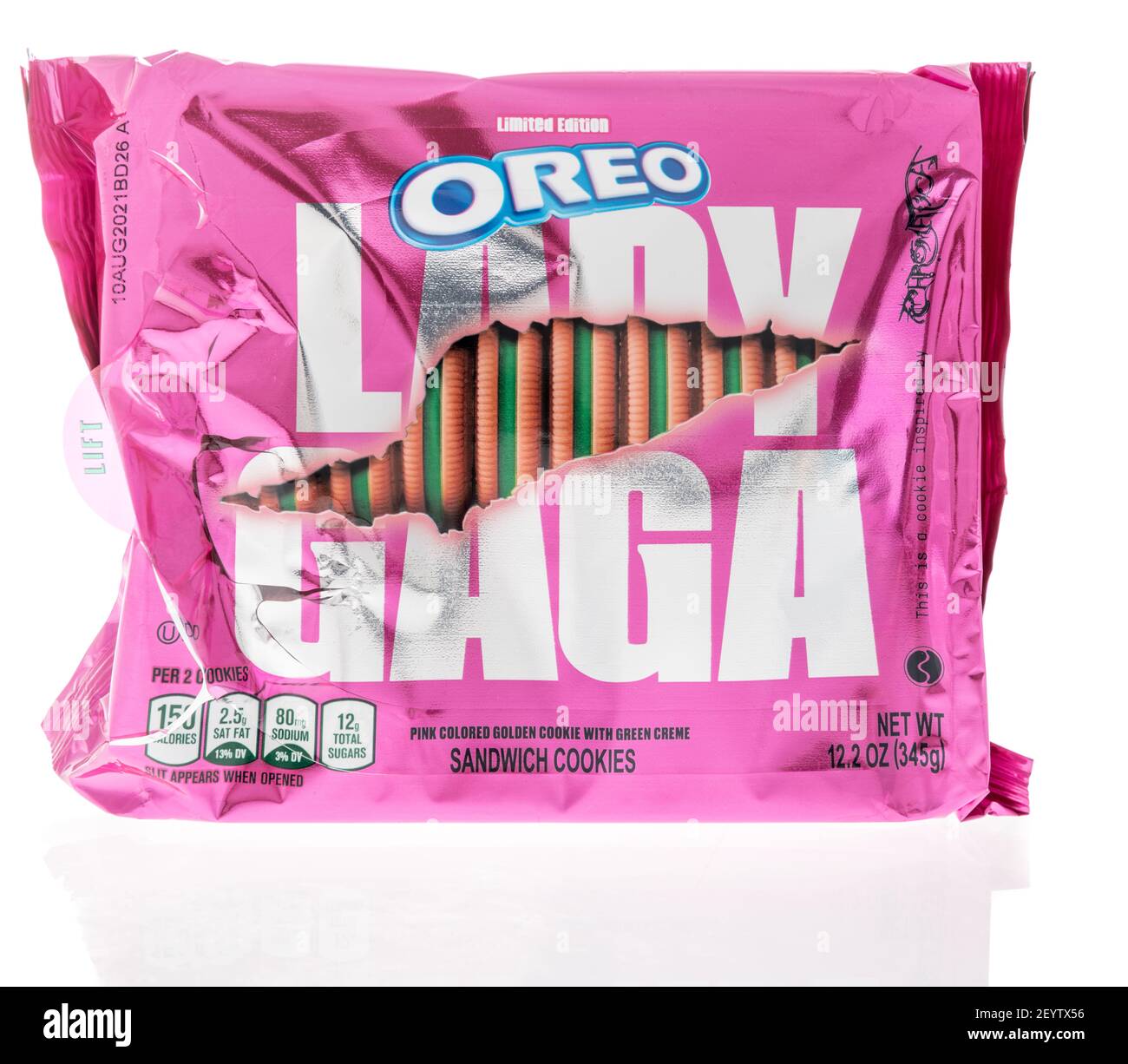 Winneconne, WI -17 febbraio 2021: Un pacchetto di Nabisco Oreo lady gaga edizione limitata su un background isolato. Foto Stock