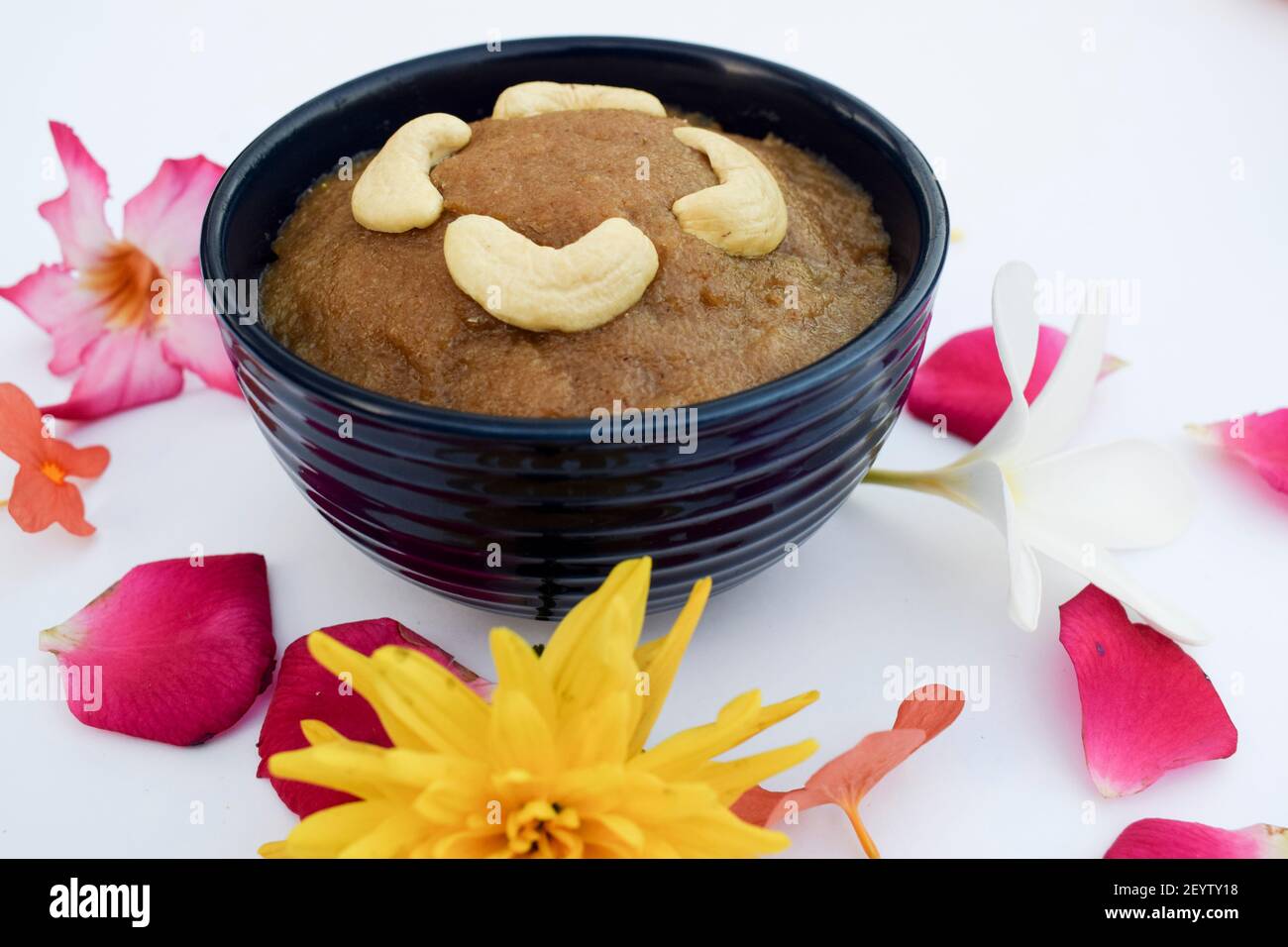 Prodotto dolce tradizionale popolare fatto di amaranto grani interi Conosciuto come Sheera di Rajgira o seera un dessert indiano preparato durante i giorni di digiuno come Foto Stock