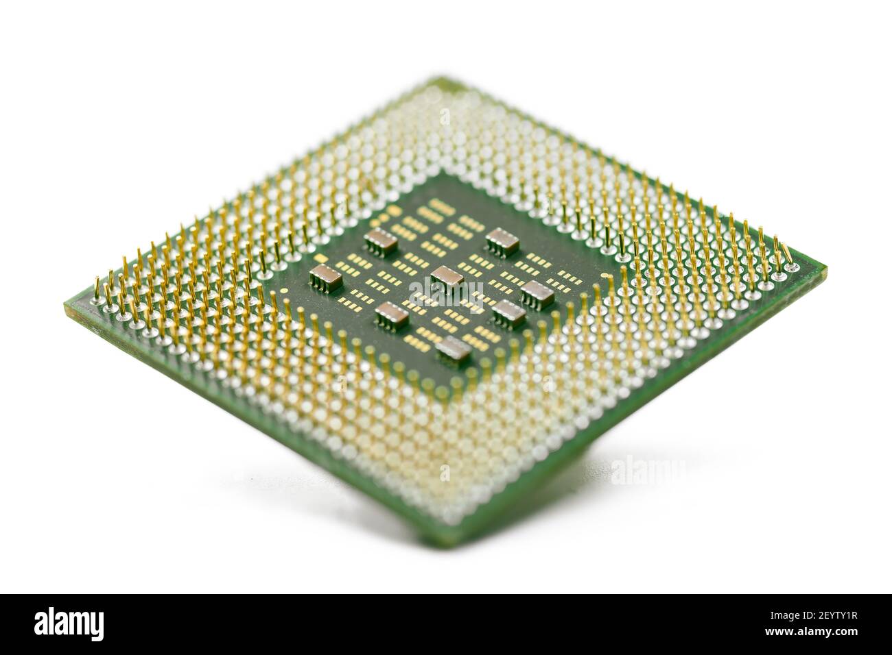 CPU, unità centrale del processore, sfondo isolato. Circuiti elettronici principali per computer. DOF poco profondo Foto Stock